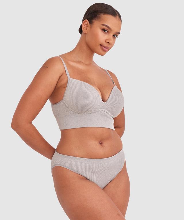 Shimma is wearing a 12 DD top and 12 bottom with bust 94cm/37in waist 70cm/27 1/2in and hip 107cm/42in. She stands at 175cm/5'9in.