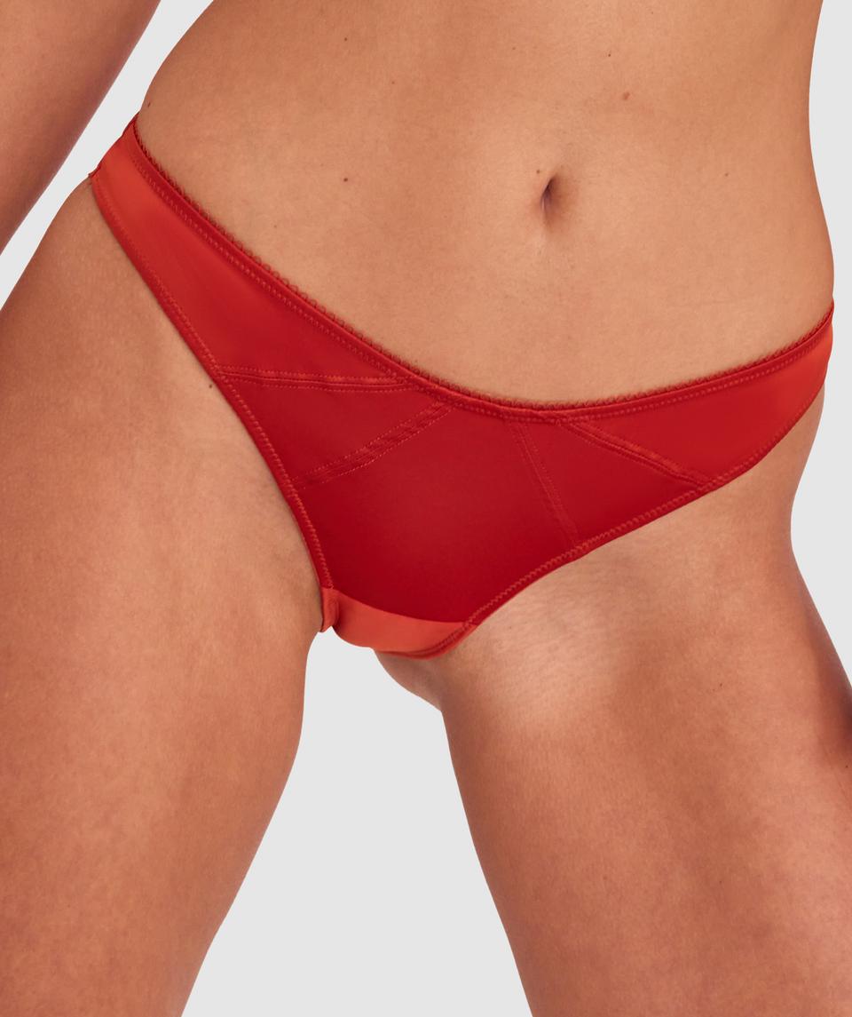 Kris wears a size 10C bra and size 10 underwear. She is 181cm tall and has measurements of 84cm bust a 66cm waist and 99cm hips.