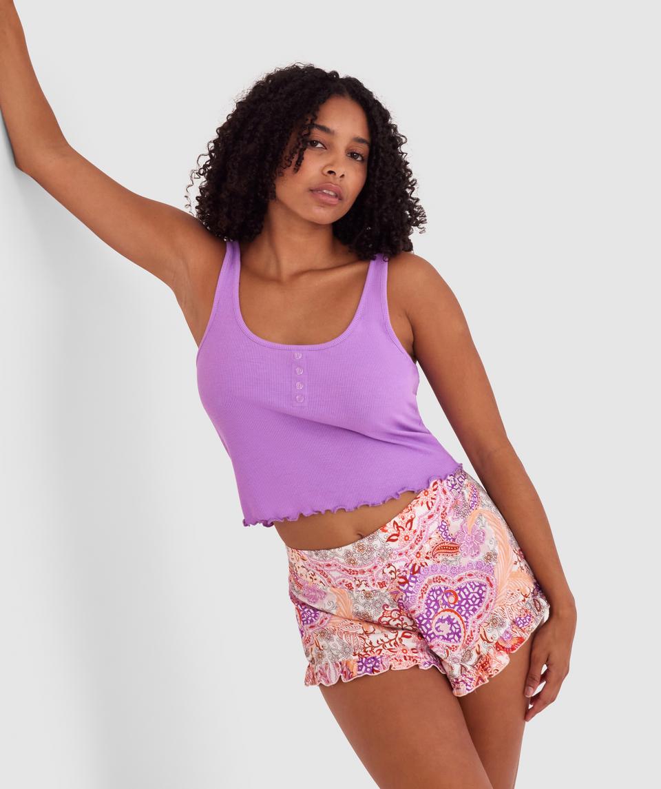 Cameron is wearing a 12DD bra and 12 underwear, with waist 72cm/28in, and hip 88cm/34.5in. She stands at 165cm/5'5in.