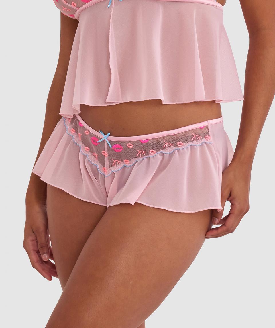 Cameron is wearing a 12DD bra and 12 underwear, with waist 72cm/28in, and hip 88cm/34.5in. She stands at 165cm/5'5in.