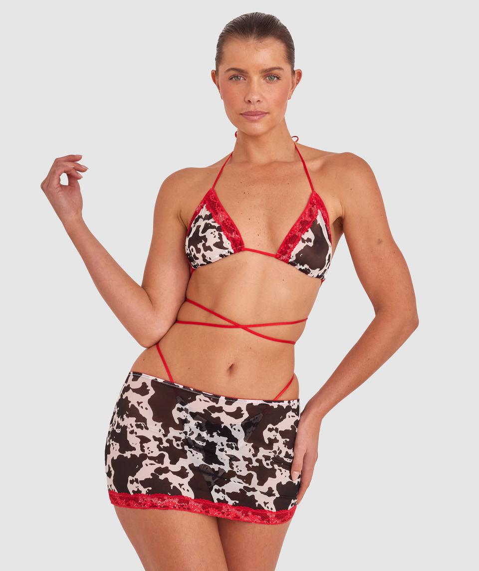 Kris wears a size 10C bra and size 10 underwear. She is 181cm tall and has measurements of 84cm bust a 66cm waist and 99cm hips.