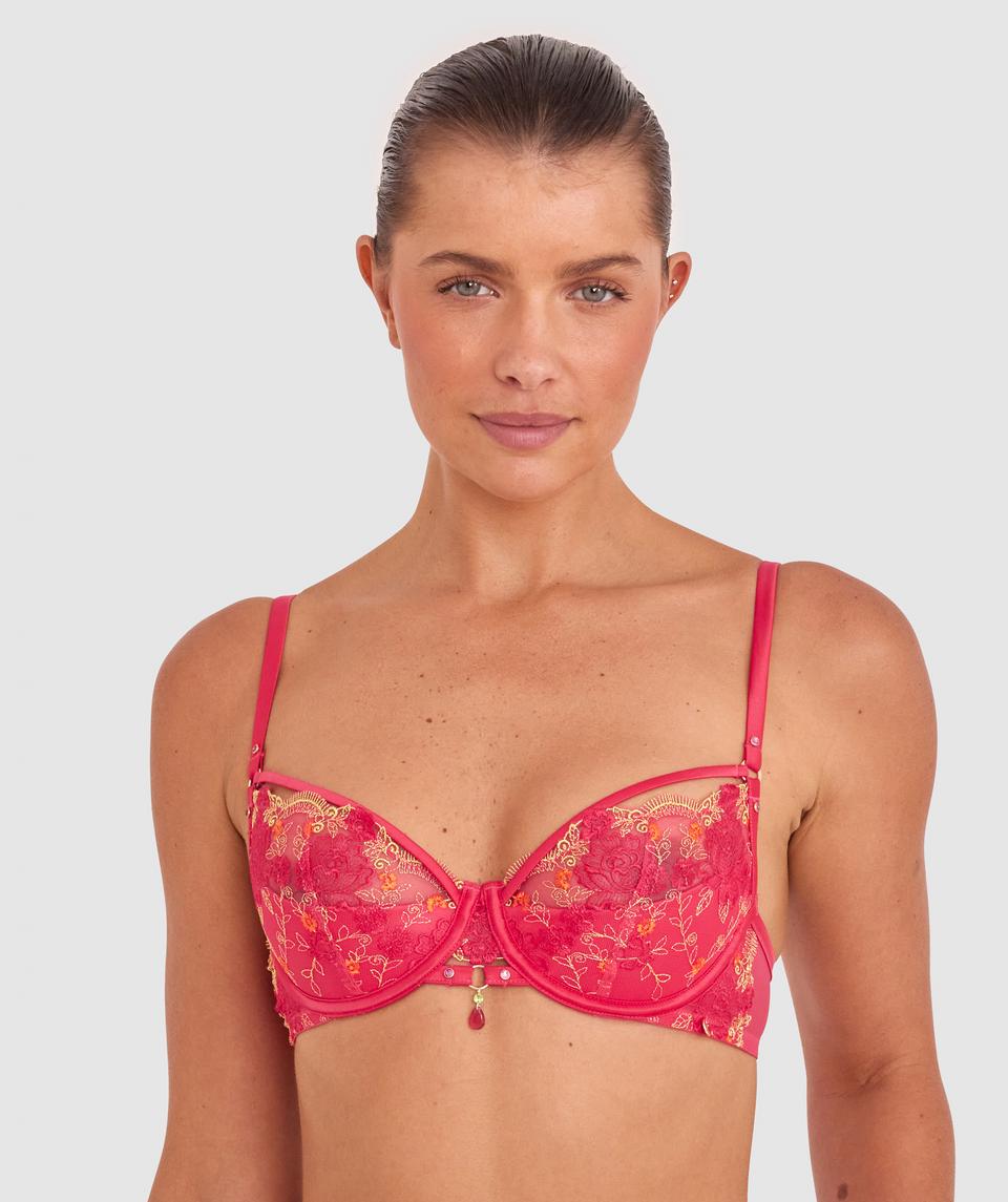 Kris wears a size 10C bra and size 10 underwear. She is 181cm tall and has measurements of 84cm bust a 66cm waist and 99cm hips.
