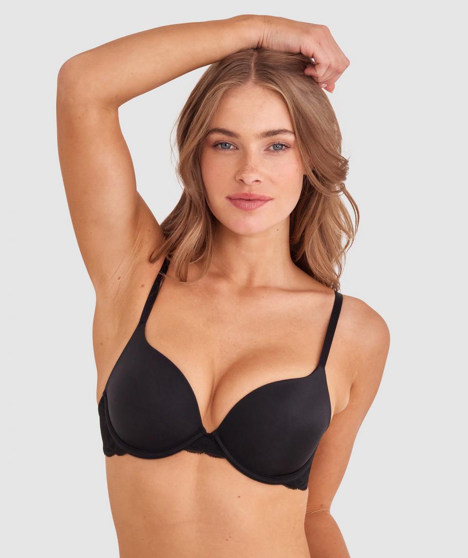 Sianie wears a size 10 B/C bra and size 10 underwear. She is 175cm tall and has measurements of 85cm bust a 66cm waist and 93cm hips.