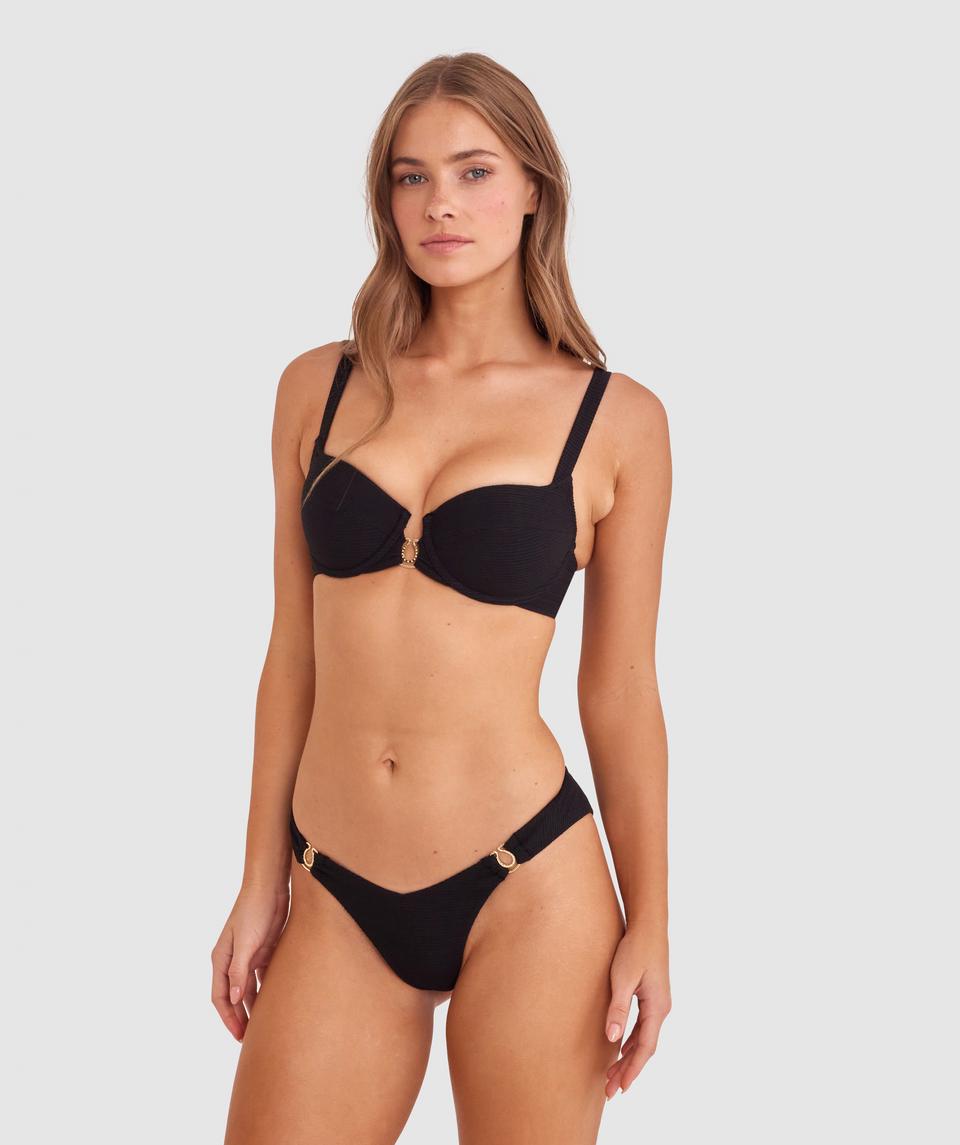 Sianie wears a size 10 B/C bra and size 10 underwear. She is 175cm tall and has measurements of 85cm bust a 66cm waist and 93cm hips.