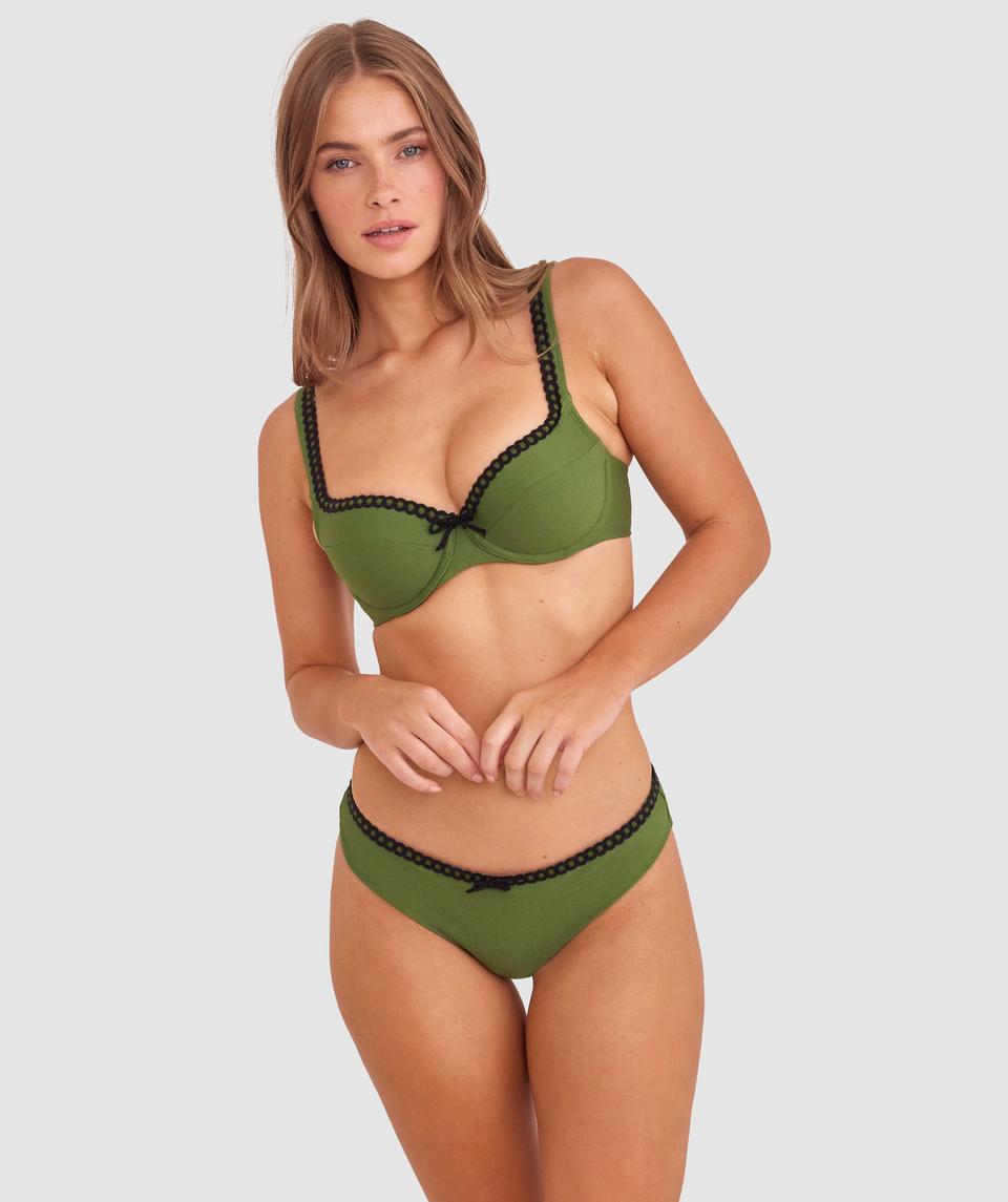 Sianie wears a size 10 B/C bra and size 10 underwear. She is 175cm tall and has measurements of 85cm bust a 66cm waist and 93cm hips.