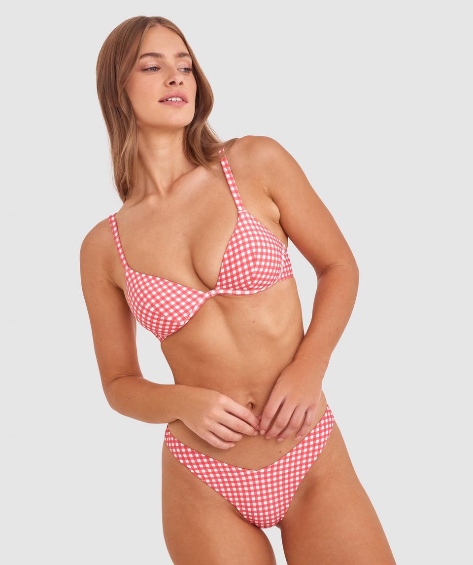 Sianie wears a size 10 B/C bra and size 10 underwear. She is 175cm tall and has measurements of 85cm bust a 66cm waist and 93cm hips.