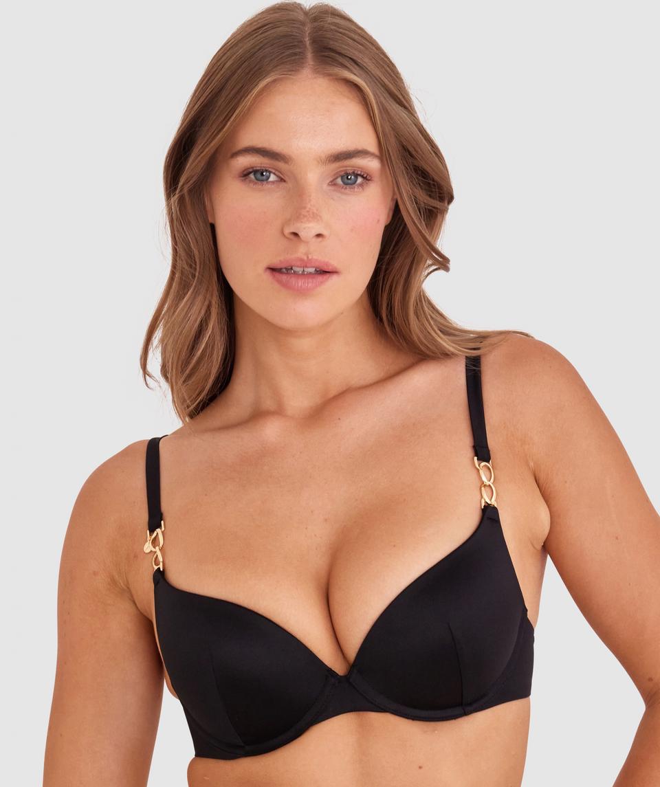 Sianie wears a size 10 B/C bra and size 10 underwear. She is 175cm tall and has measurements of 85cm bust a 66cm waist and 93cm hips.