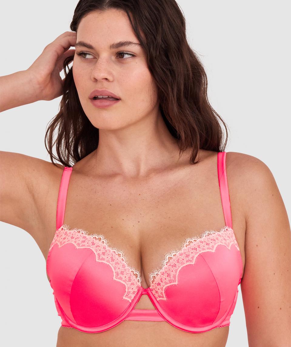 Jasmine is wearing a 12DD bra and size 12 underwear, with bust 96cm/38in, waist 77cm/30.5in, and hip 111cm/43.5in. She stands at 175cm/5'9in.