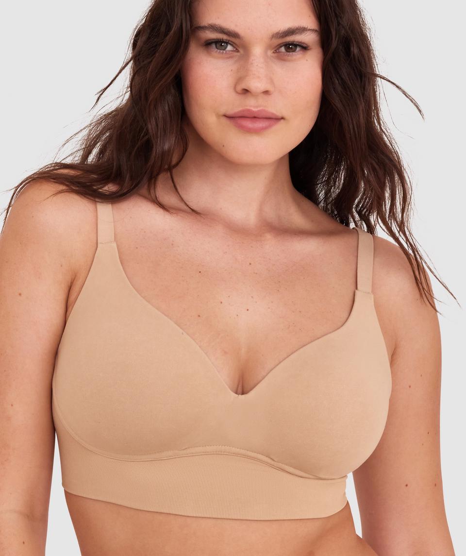 Jasmine is wearing a 12DD bra and size 12 underwear, with bust 96cm/38in, waist 77cm/30.5in, and hip 111cm/43.5in. She stands at 175cm/5'9in.