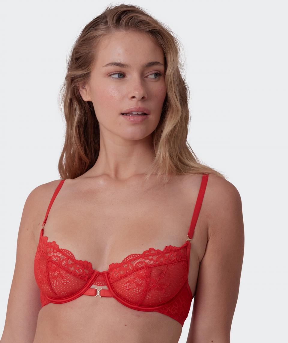 Sianie wears a size 10 B/C bra and size 10 underwear. She is 175cm tall and has measurements of 85cm bust a 66cm waist and 93cm hips.