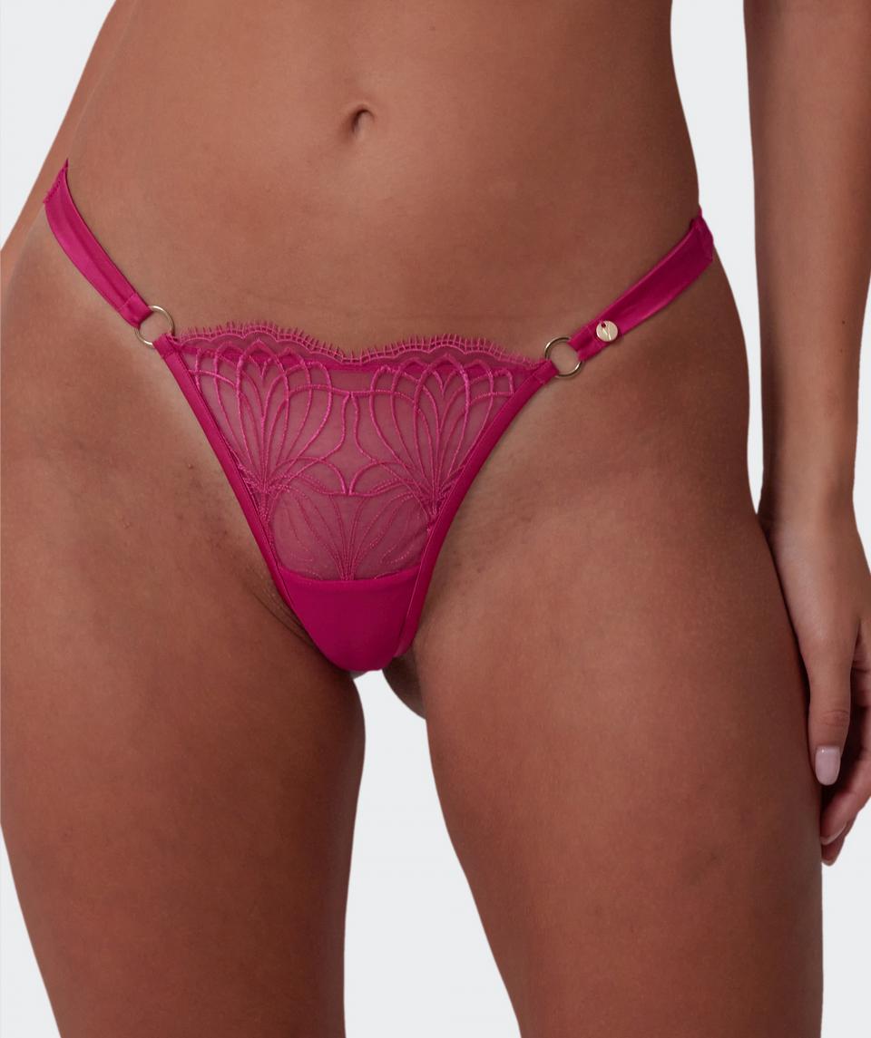 Jayde is wearing a 10DD bra and 10 underwear, with bust 86cm/34in, waist 70cm/27.5in, and hip 99cm/39in. She stands at 181cm/5'11in.