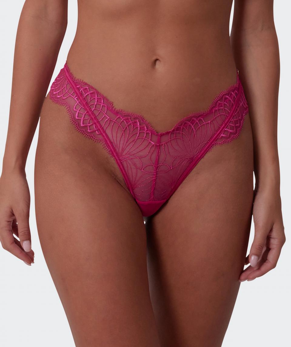 Jayde is wearing a 10DD bra and 10 underwear, with bust 86cm/34in, waist 70cm/27.5in, and hip 99cm/39in. She stands at 181cm/5'11in.