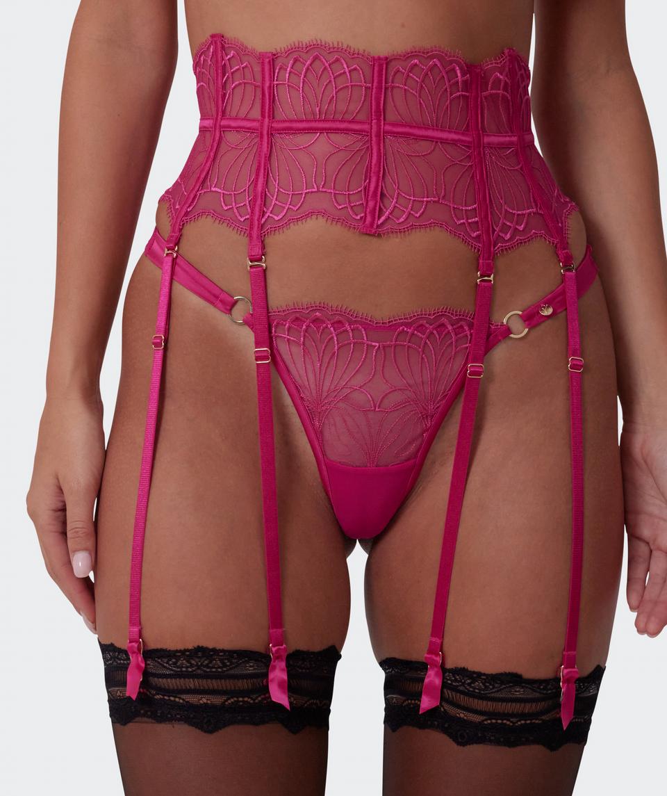 Jayde is wearing a 10DD bra and 10 underwear, with bust 86cm/34in, waist 70cm/27.5in, and hip 99cm/39in. She stands at 181cm/5'11in.