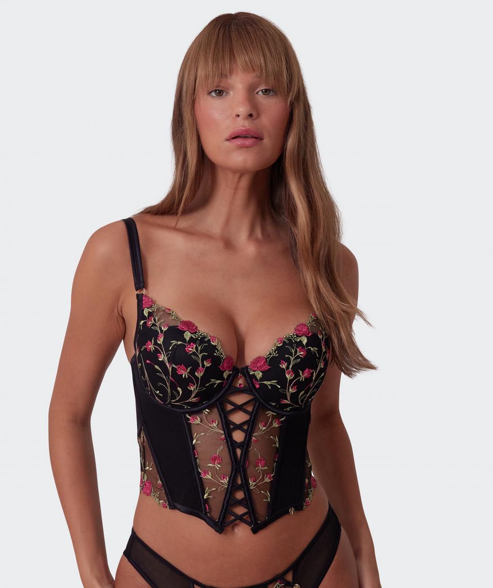 Jayde is wearing a 10DD bra and 10 underwear, with bust 86cm/34in, waist 70cm/27.5in, and hip 99cm/39in. She stands at 181cm/5'11in.
