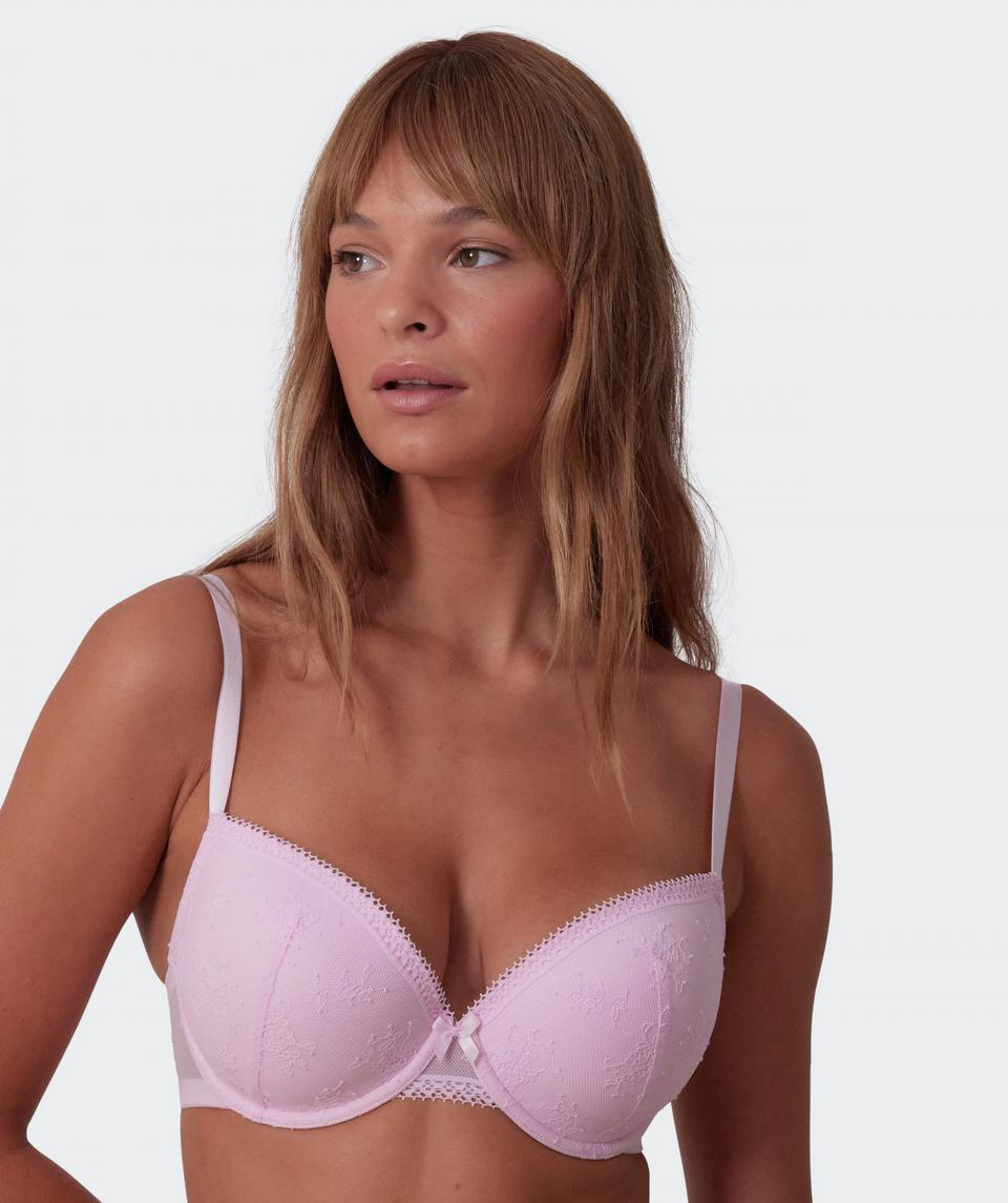 Jayde is wearing a 10DD bra and 10 underwear, with bust 86cm/34in, waist 70cm/27.5in, and hip 99cm/39in. She stands at 181cm/5'11in.