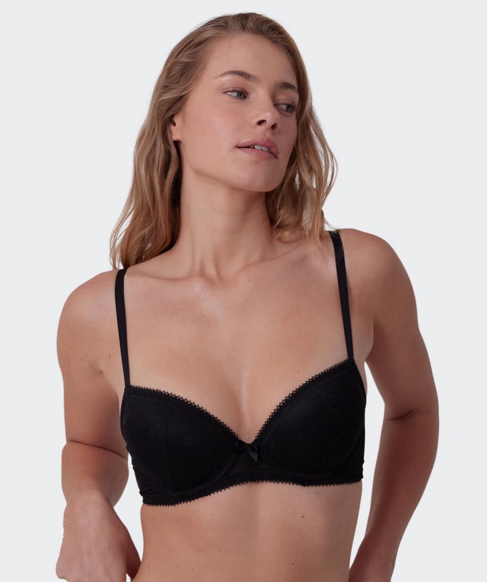Sianie wears a size 10 B/C bra and size 10 underwear. She is 175cm tall and has measurements of 85cm bust a 66cm waist and 93cm hips.