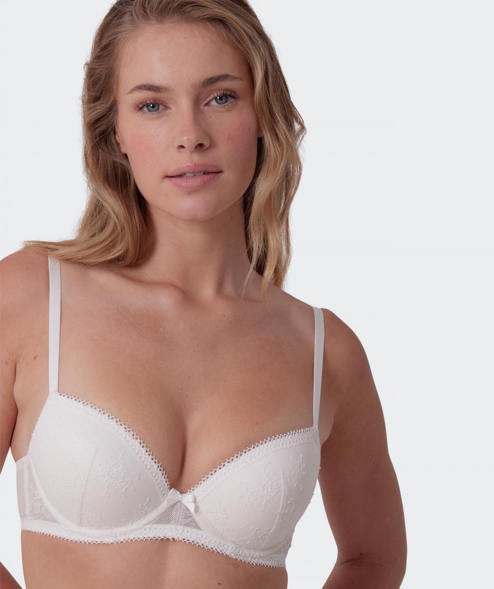 Sianie wears a size 10 B/C bra and size 10 underwear. She is 175cm tall and has measurements of 85cm bust a 66cm waist and 93cm hips.
