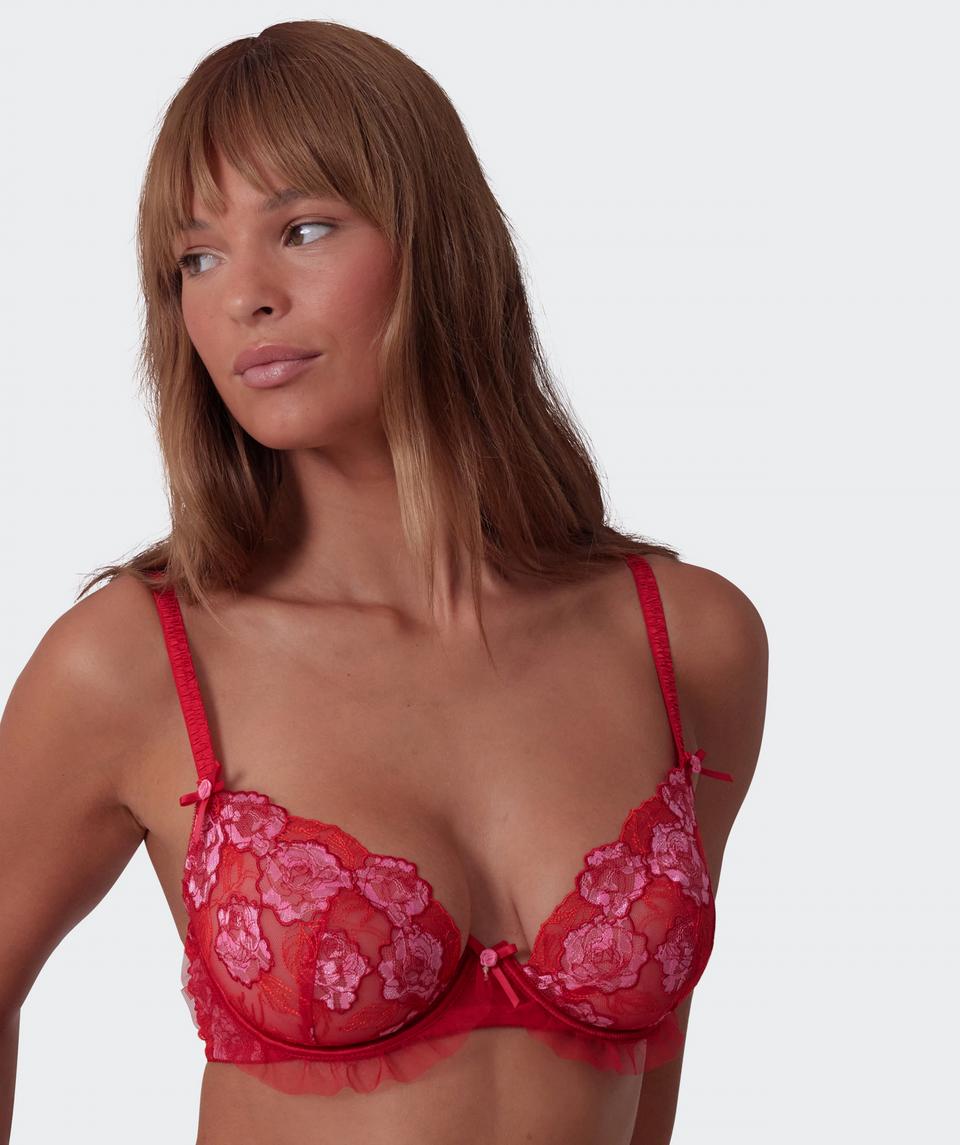 Jayde is wearing a 10DD bra and 10 underwear, with bust 86cm/34in, waist 70cm/27.5in, and hip 99cm/39in. She stands at 181cm/5'11in.
