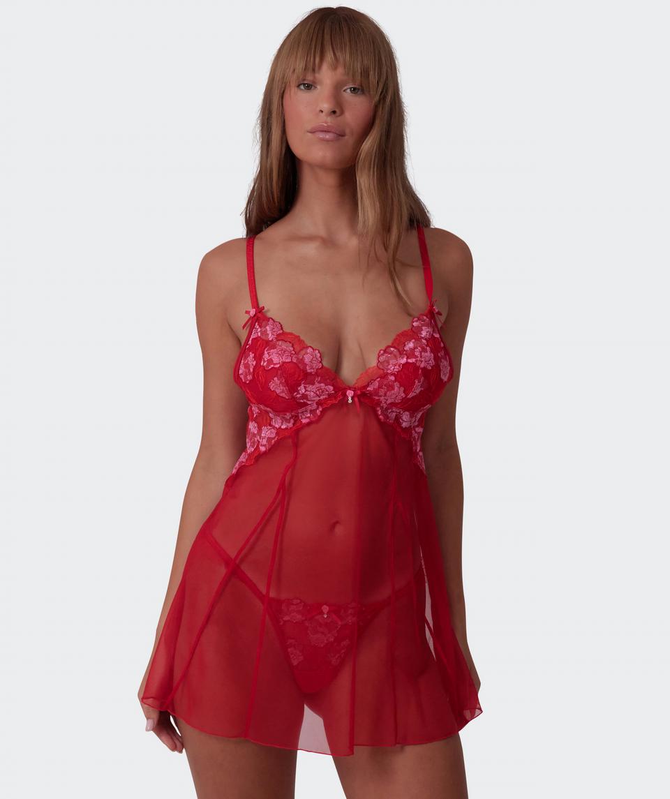 Jayde is wearing a 10DD bra and 10 underwear, with bust 86cm/34in, waist 70cm/27.5in, and hip 99cm/39in. She stands at 181cm/5'11in.