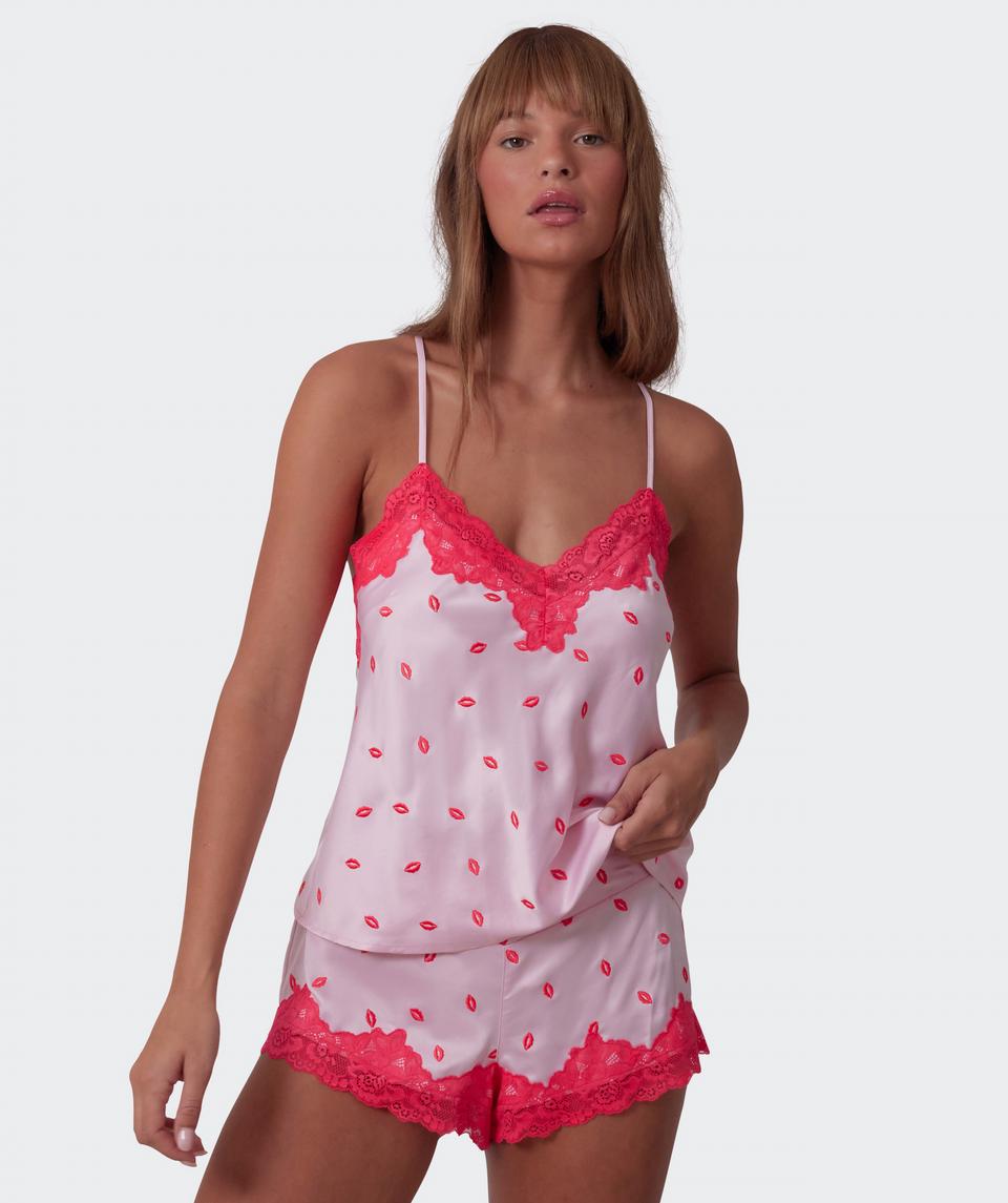 Jayde is wearing a 10DD bra and 10 underwear, with bust 86cm/34in, waist 70cm/27.5in, and hip 99cm/39in. She stands at 181cm/5'11in.