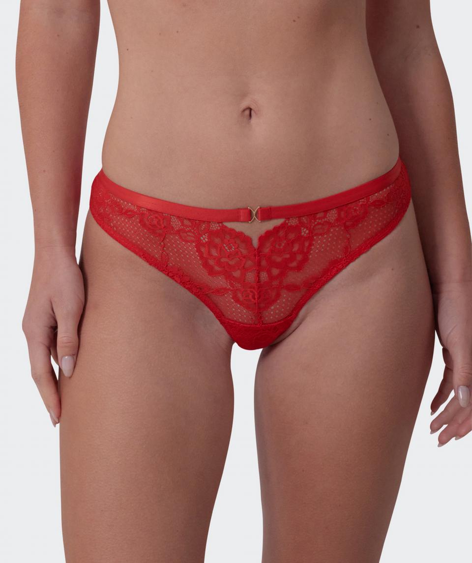 Sianie wears a size 10 B/C bra and size 10 underwear. She is 175cm tall and has measurements of 85cm bust a 66cm waist and 93cm hips.