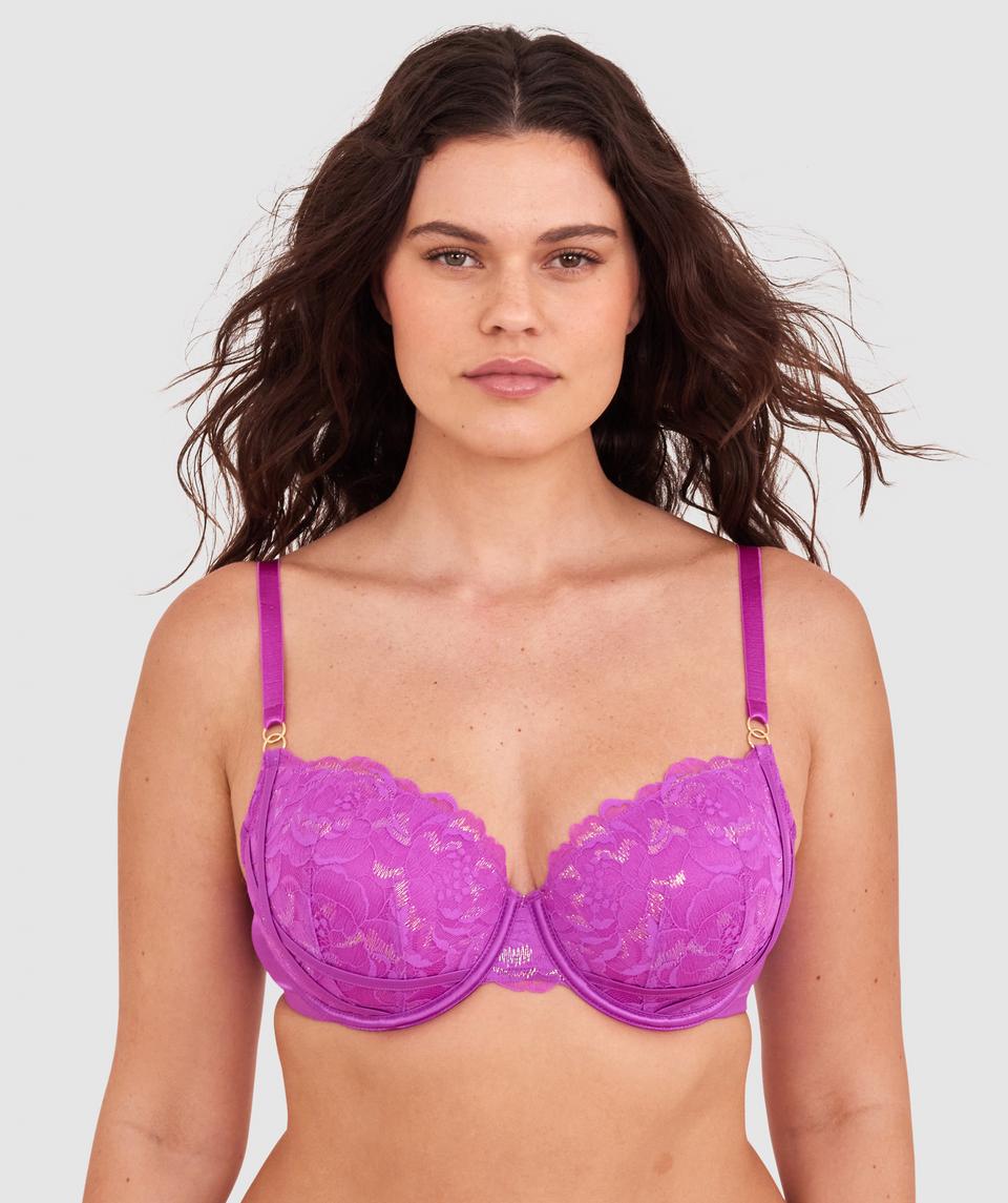 Jasmine is wearing a 12DD bra and size 12 underwear, with bust 96cm/38in, waist 77cm/30.5in, and hip 111cm/43.5in. She stands at 175cm/5'9in.