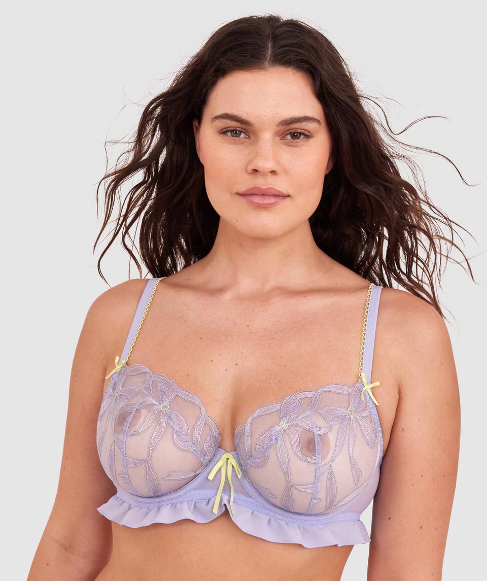 Jasmine is wearing a 12DD bra and size 12 underwear, with bust 96cm/38in, waist 77cm/30.5in, and hip 111cm/43.5in. She stands at 175cm/5'9in.