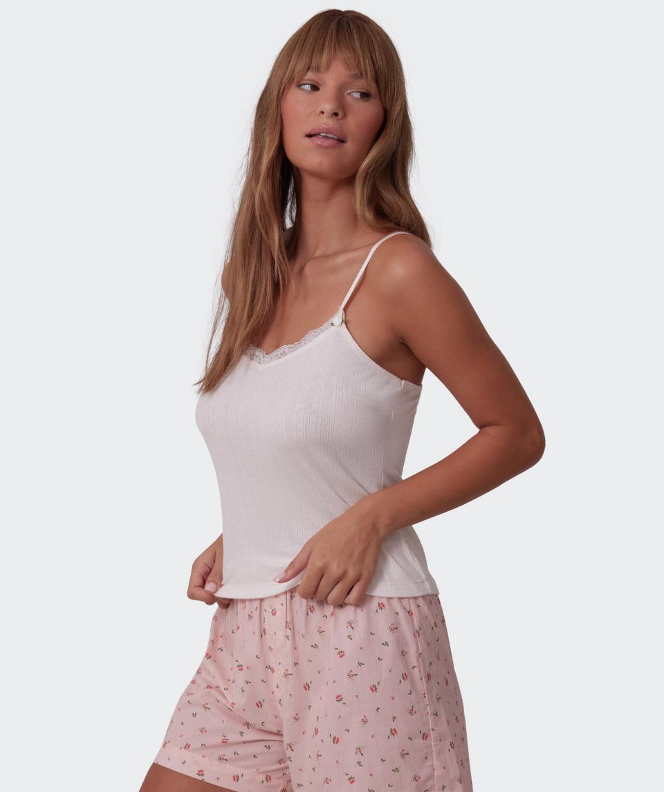 Jayde is wearing a 10DD bra and 10 underwear, with bust 86cm/34in, waist 70cm/27.5in, and hip 99cm/39in. She stands at 181cm/5'11in.