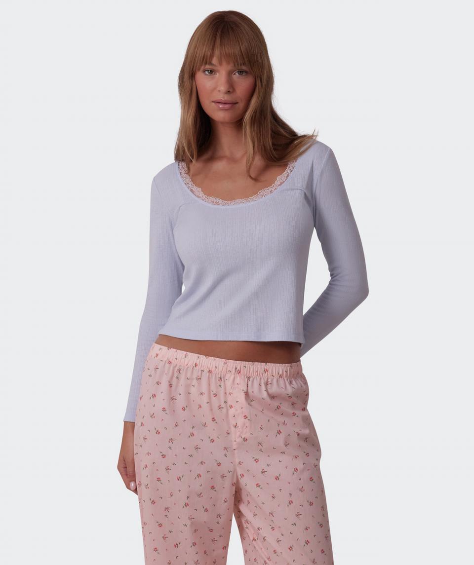Jayde is wearing a 10DD bra and 10 underwear, with bust 86cm/34in, waist 70cm/27.5in, and hip 99cm/39in. She stands at 181cm/5'11in.