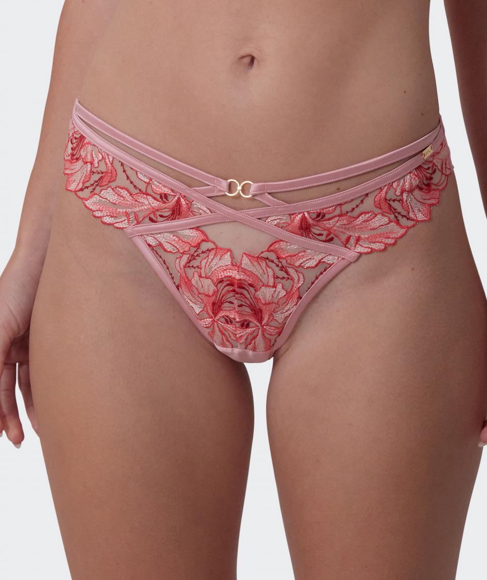 Sianie wears a size 10 B/C bra and size 10 underwear. She is 175cm tall and has measurements of 85cm bust a 66cm waist and 93cm hips.