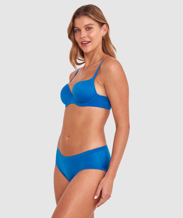 Olivia is wearing a 10B/C top and 10 bottom with bust 81cm/32in waist 65cm/25 1/2in and hip 99cm/39in. She stands at 177cm/5'9in.