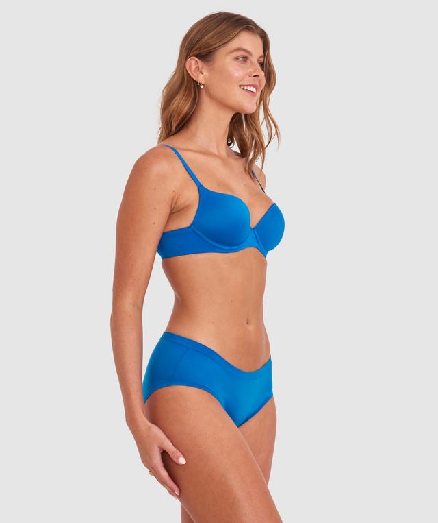 Olivia is wearing a 10B/C top and 10 bottom with bust 81cm/32in waist 65cm/25 1/2in and hip 99cm/39in. She stands at 177cm/5'9in.