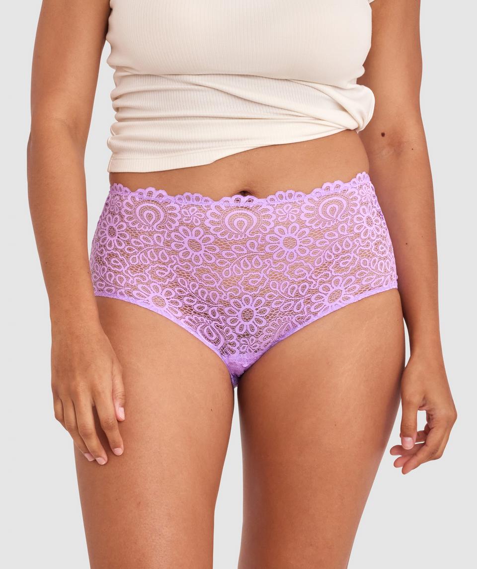 Alejandra is wearing a 12DD bra and size 12 underwear. She stands at 173cm/5'8in, with a 30" waist and 41¾" hips.