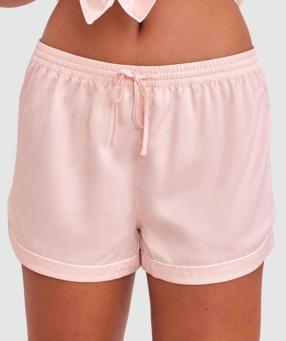 Zara is wearing a 12DD top and 12 bottom, with bust 89cm/35in, waist 71cm/28in, and hip 102cm/40in. She stands at 180cm/5'11in.