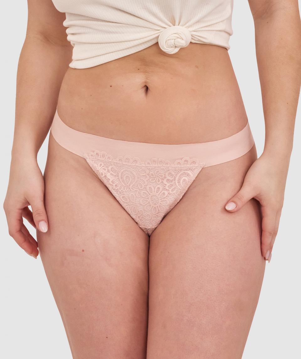 Tay G wears a size 12DD bra and size 12 underwear. She is 161cm tall and has measurements of 92cm bust, a 71cm waist and 101cm hips.