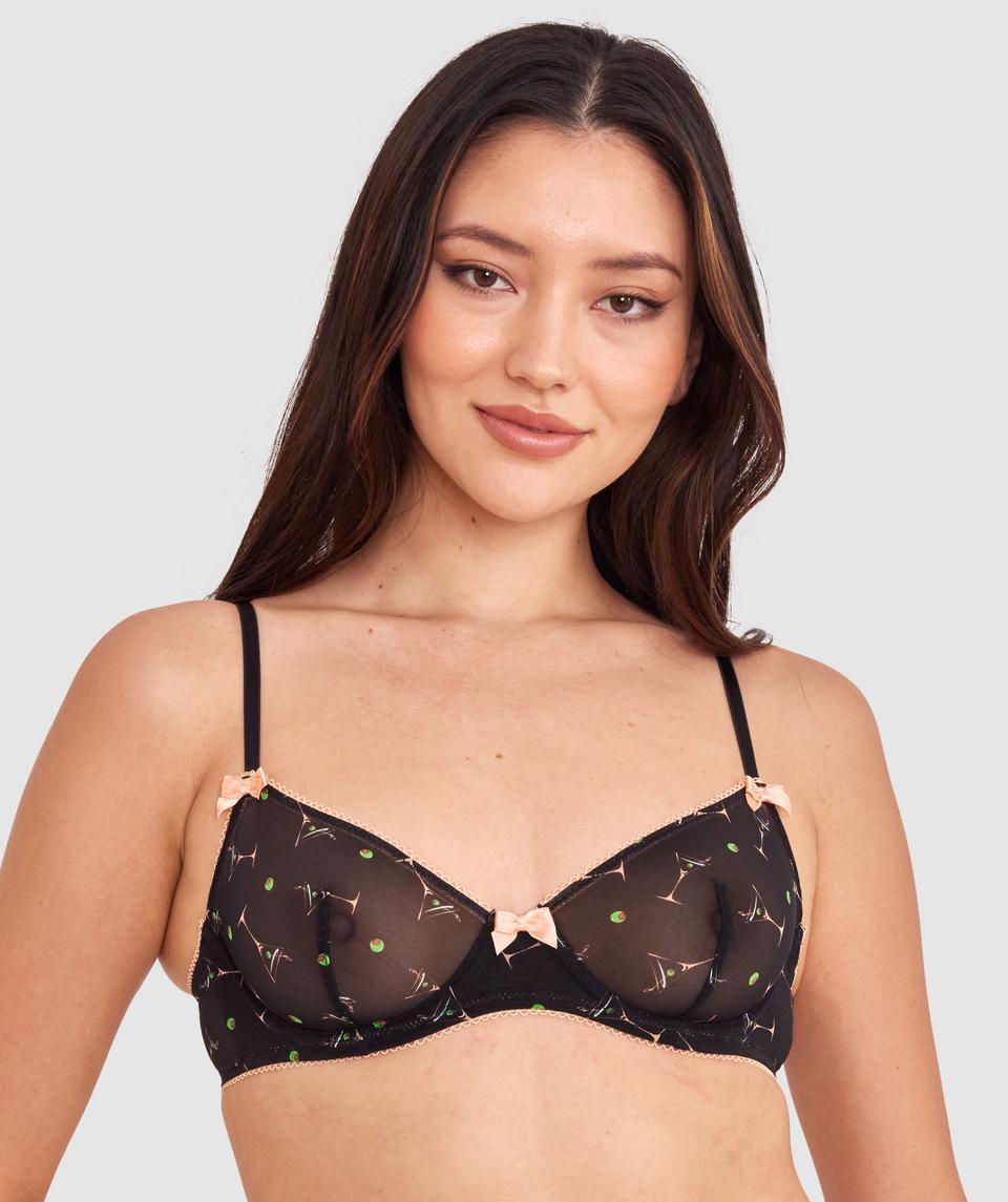 Farida is wearing a 10BC/S top and 10/S bottom, with bust 84cm/33in, waist 66cm/26in, and hip 91cm/36in. She stands at 173cm/5'8in.