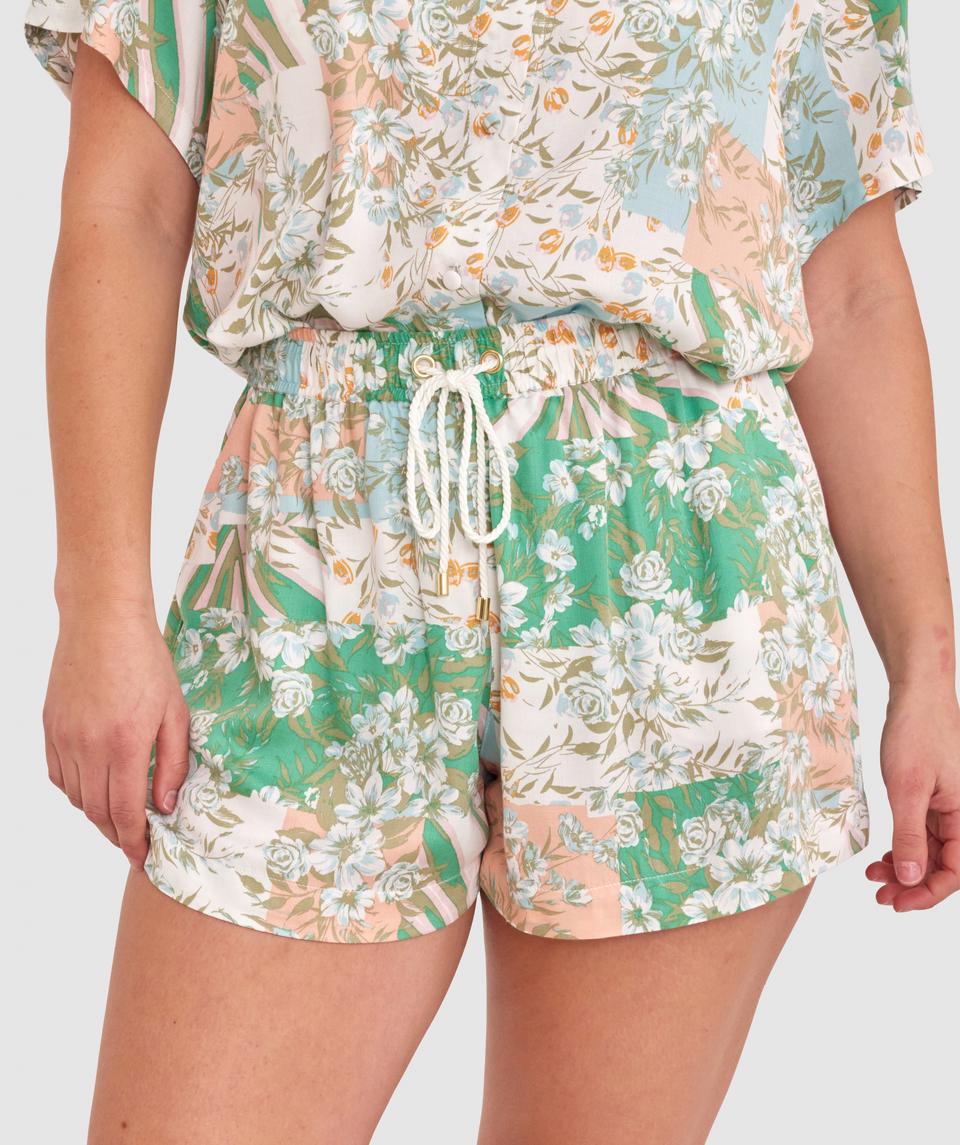 Zoe is wearing a 12DD/M top and 12/M bottom, with bust 98cm/38.5in, waist 85cm/33in, and hip 110cm/43in. She stands at 170cm/5'7".