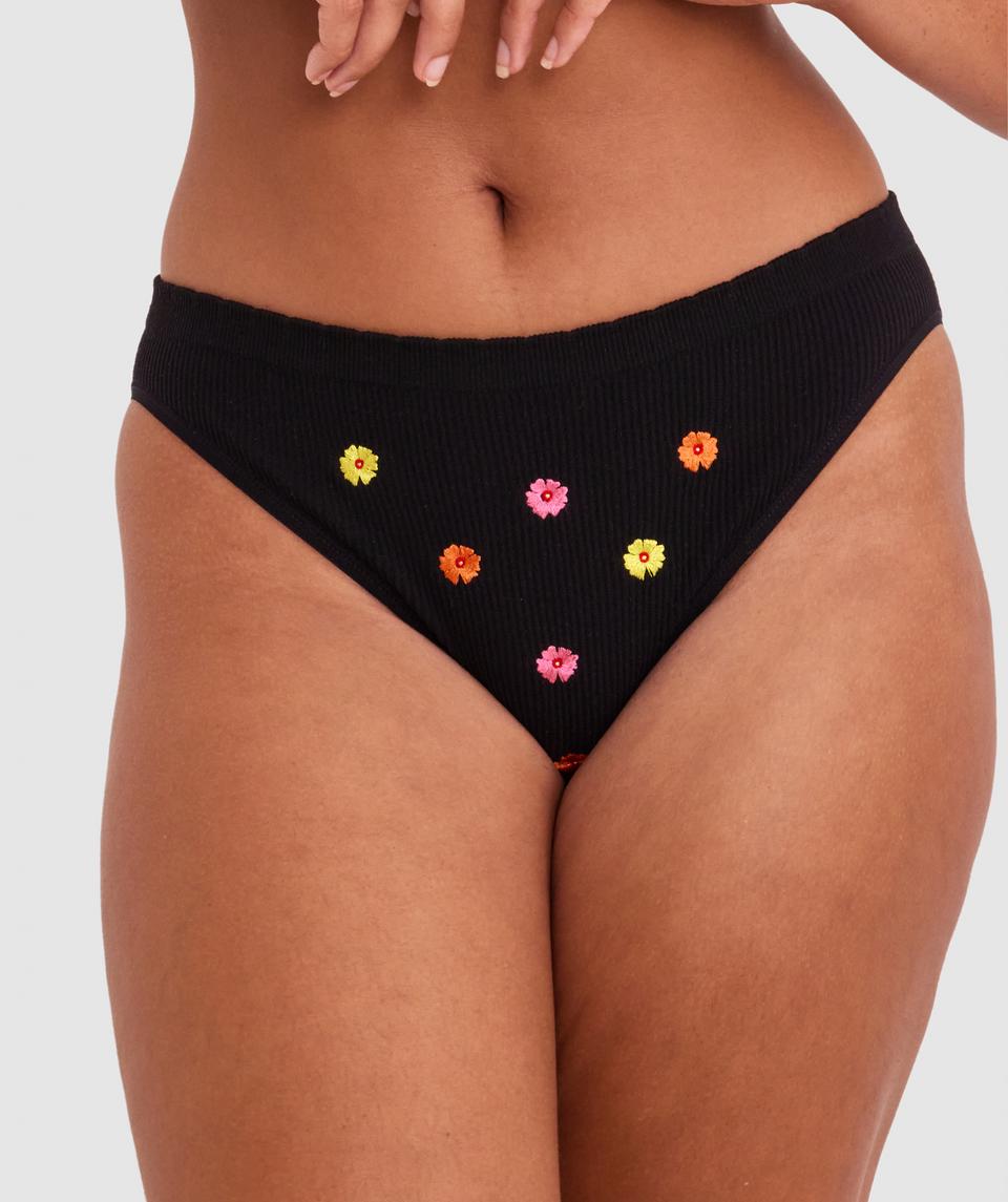 Zara is wearing a 12DD top and 12 bottom, with bust 89cm/35in, waist 71cm/28in, and hip 102cm/40in. She stands at 180cm/5'11in.