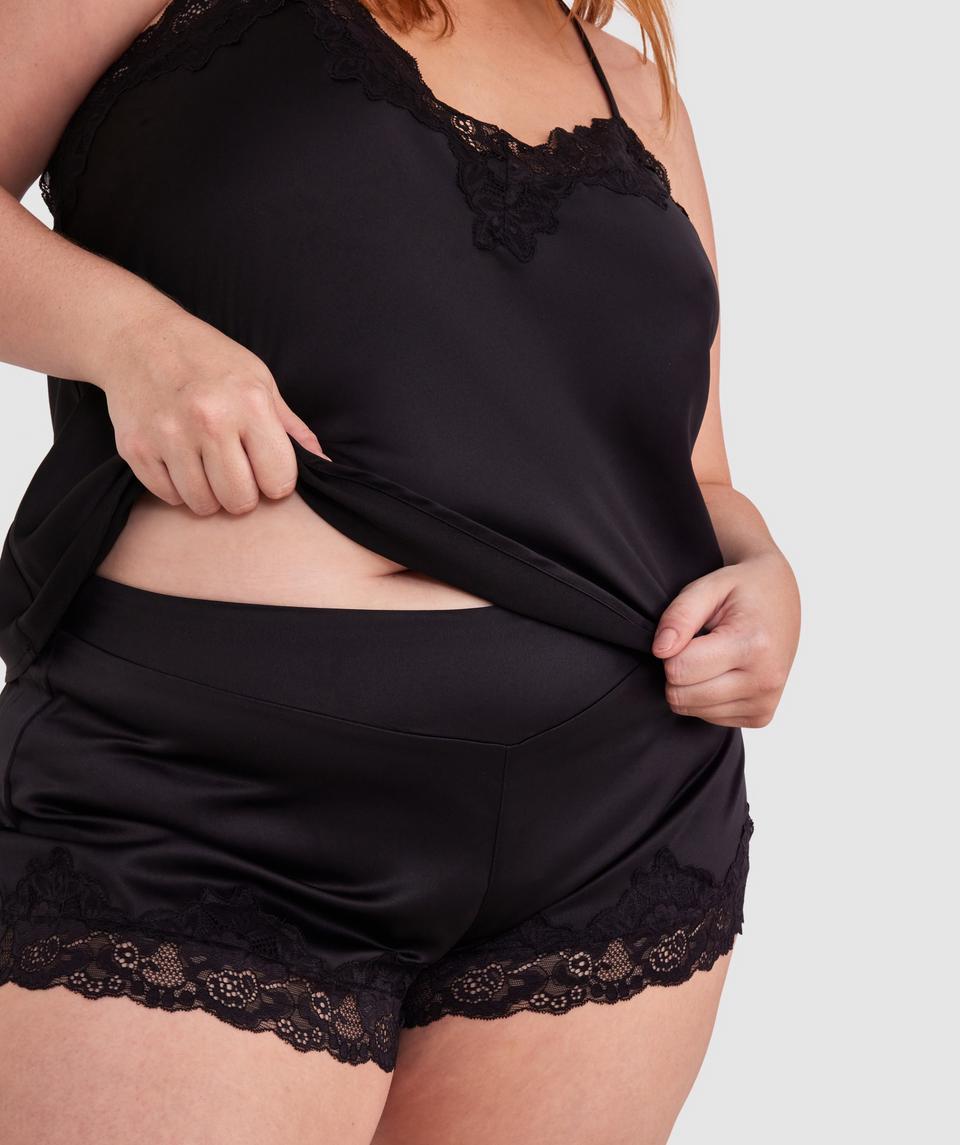 Sarah K is wearing a 16DD bra and 16 underwear, with bust 114cm/45in, waist 90cm/35.5in, and hip 127cm/50in. She stands at 170cm/5'7in.