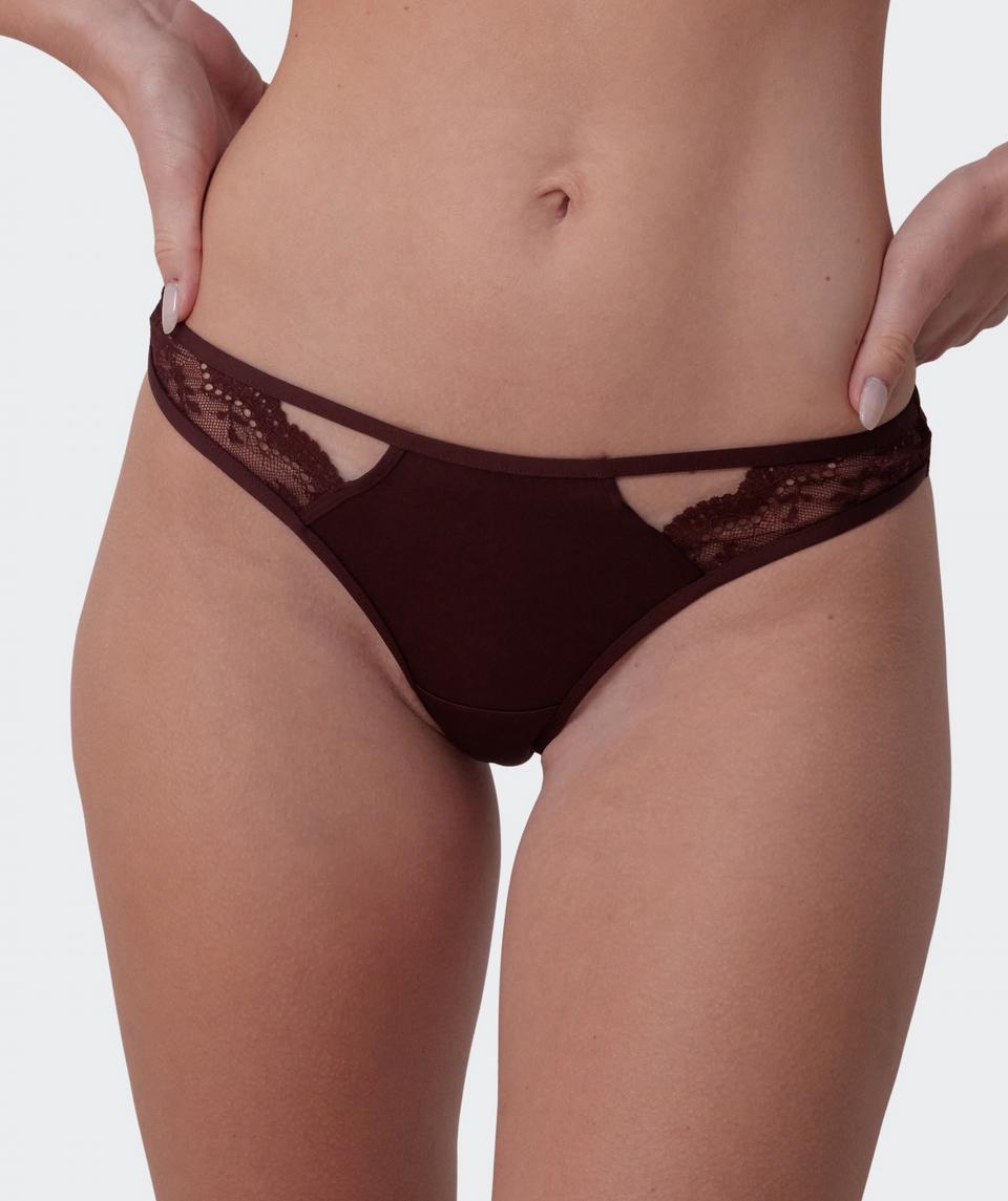 Sianie wears a size 10 B/C bra and size 10 underwear. She is 175cm tall and has measurements of 85cm bust a 66cm waist and 93cm hips.