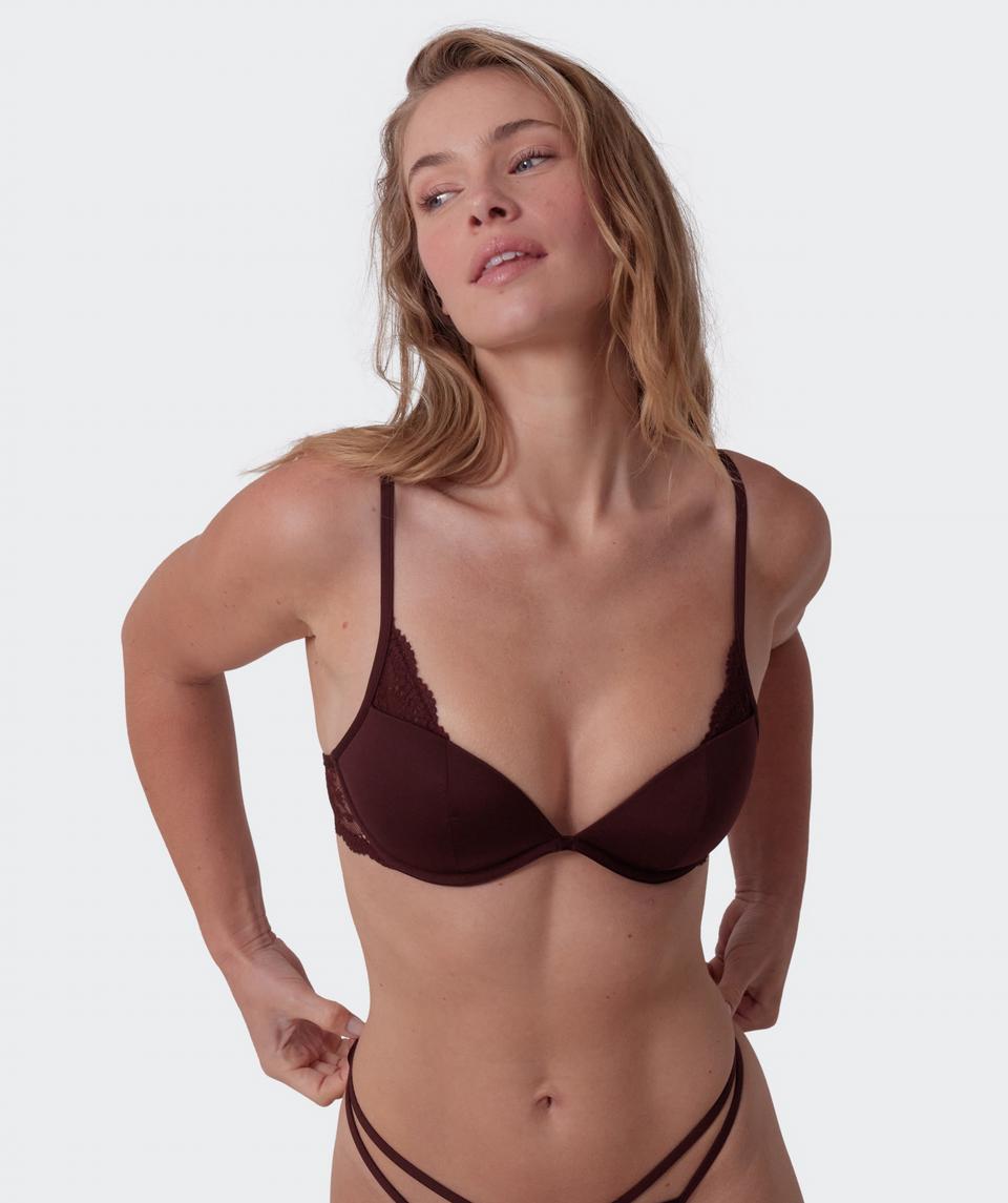Sianie wears a size 10 B/C bra and size 10 underwear. She is 175cm tall and has measurements of 85cm bust a 66cm waist and 93cm hips.
