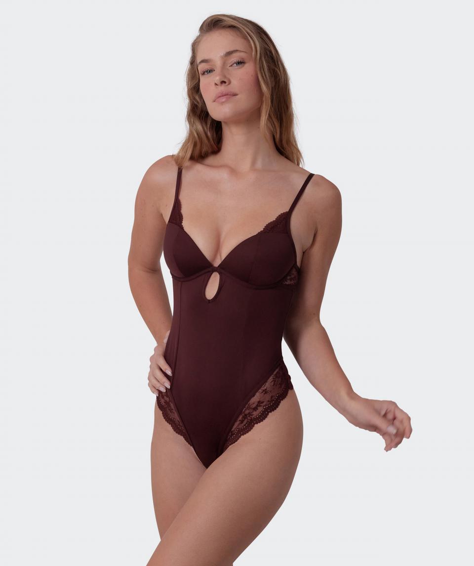 Sianie wears a size 10 B/C bra and size 10 underwear. She is 175cm tall and has measurements of 85cm bust a 66cm waist and 93cm hips.