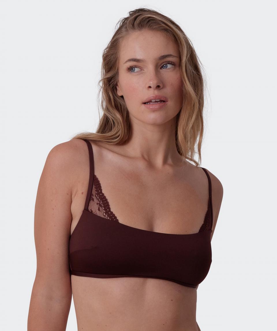 Sianie wears a size 10 B/C bra and size 10 underwear. She is 175cm tall and has measurements of 85cm bust a 66cm waist and 93cm hips.