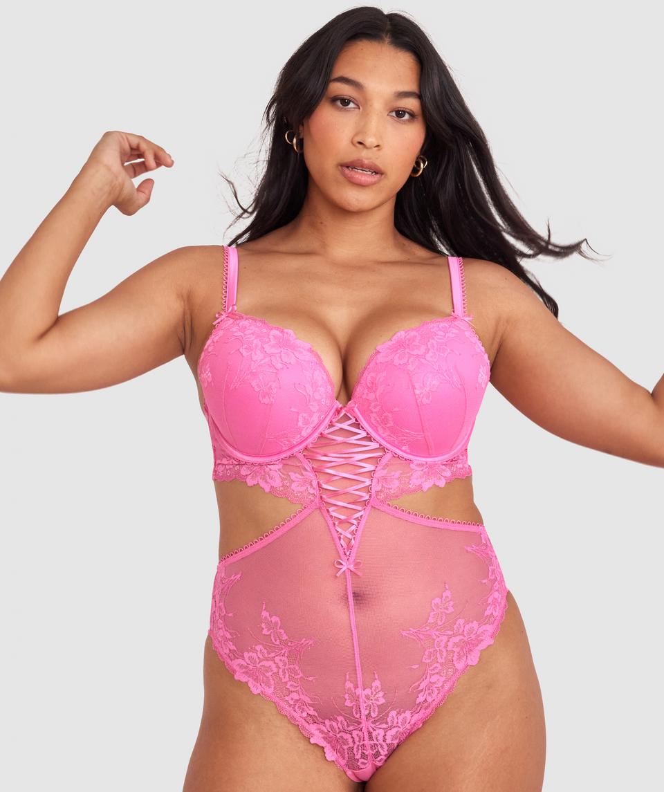 Alejandra is wearing a 12DD bra and size 12 underwear. She stands at 173cm/5'8in, with a 30" waist and 41¾" hips.