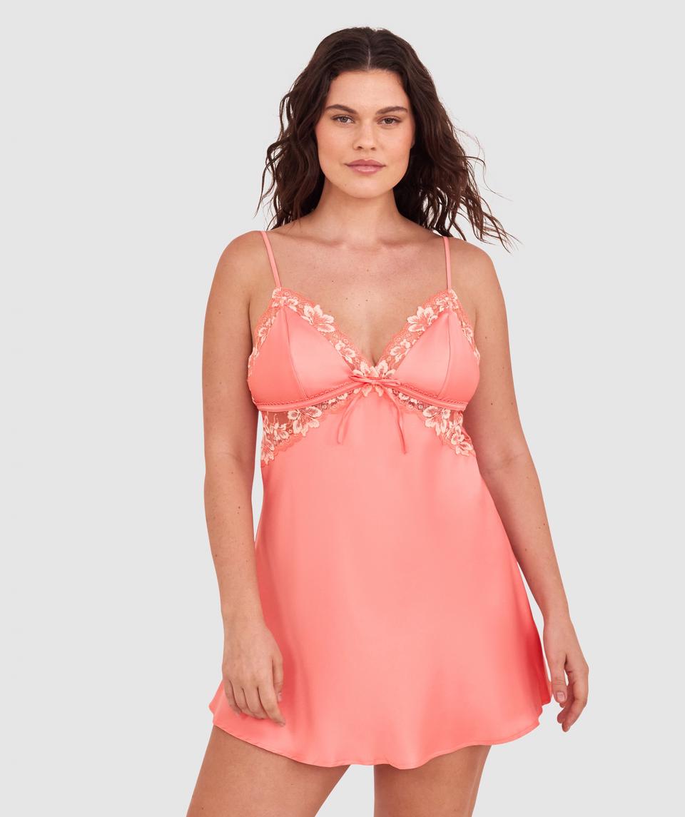 Jasmine is wearing a 12DD bra and size 12 underwear, with bust 96cm/38in, waist 77cm/30.5in, and hip 111cm/43.5in. She stands at 175cm/5'9in.