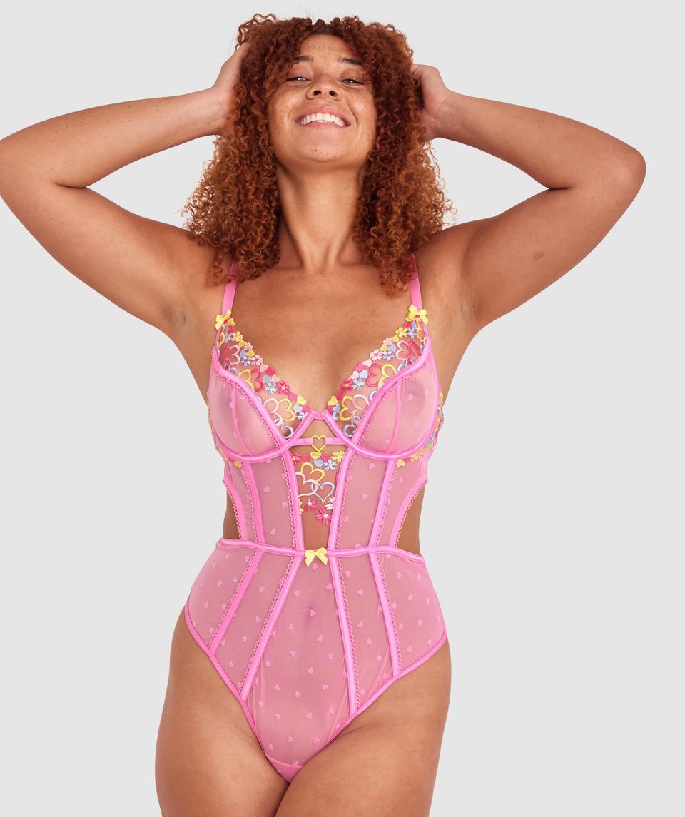 Zara is wearing a 12DD top and 12 bottom, with bust 89cm/35in, waist 71cm/28in, and hip 102cm/40in. She stands at 180cm/5'11in.