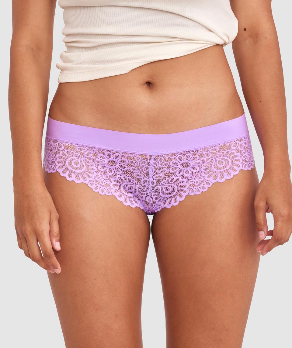 Alejandra is wearing a 12DD bra and size 12 underwear. She stands at 173cm/5'8in, with a 30" waist and 41¾" hips.