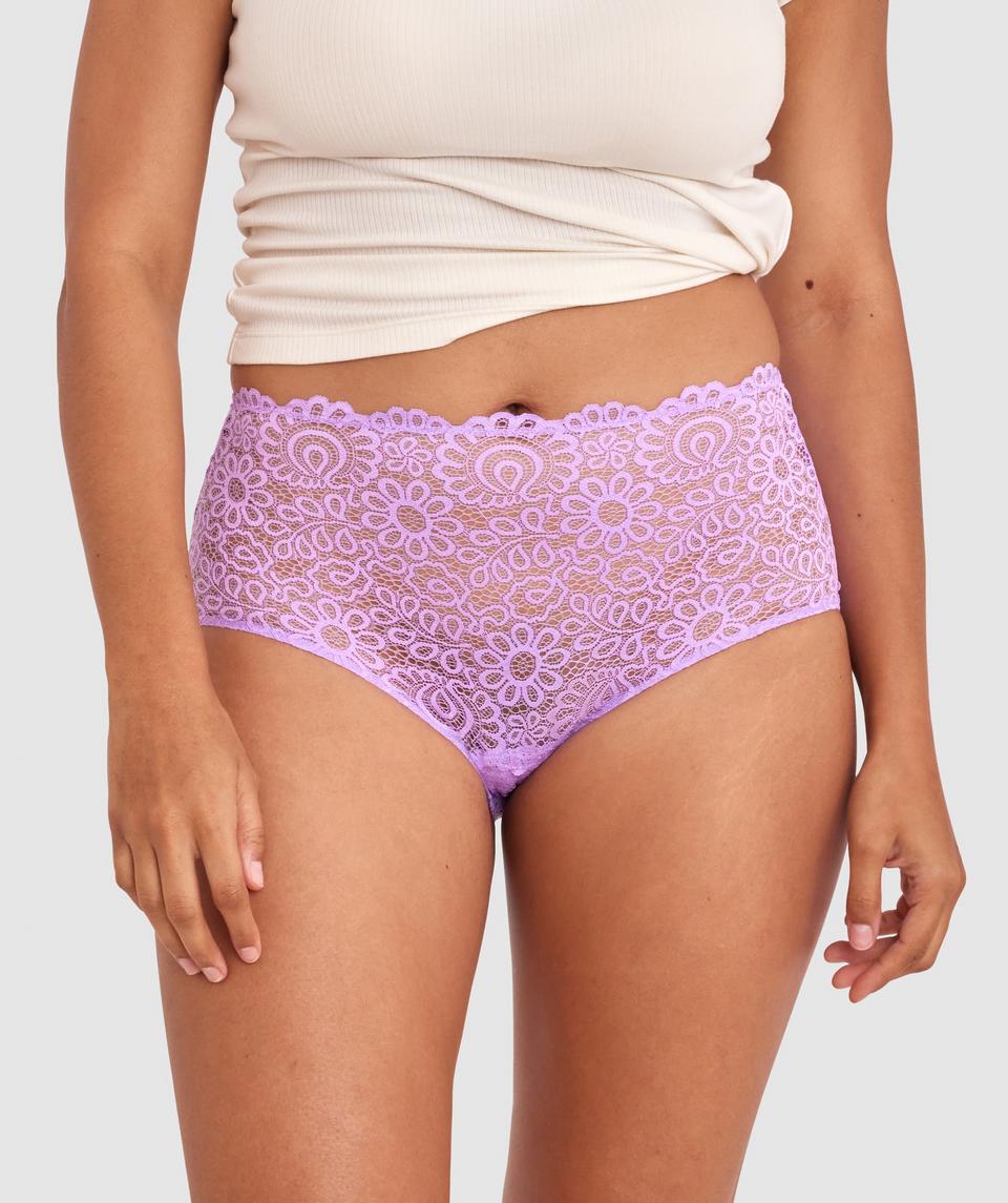 Alejandra is wearing a 12DD bra and size 12 underwear. She stands at 173cm/5'8in, with a 30" waist and 41¾" hips.