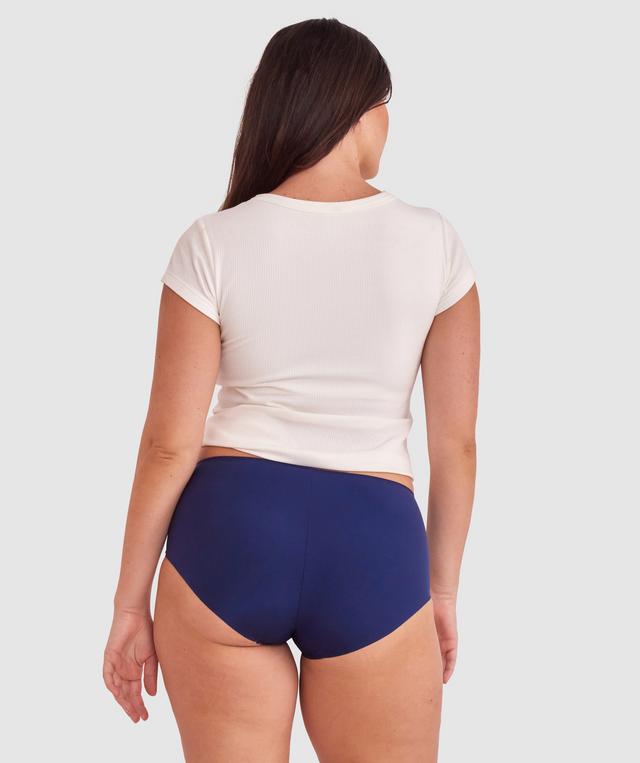 Jasmine is wearing a 12DD top and 12 bottom. She stands at 175cmcm/5'9in.