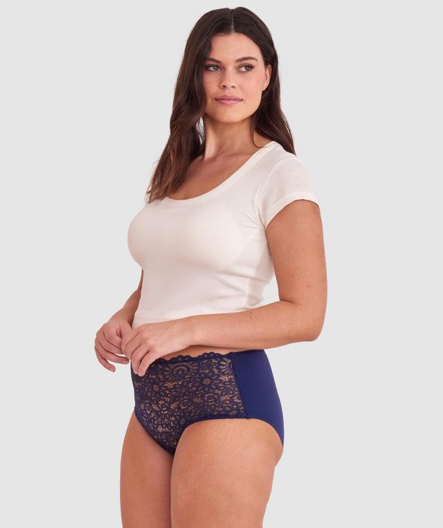 Jasmine is wearing a 12DD top and 12 bottom. She stands at 175cmcm/5'9in.